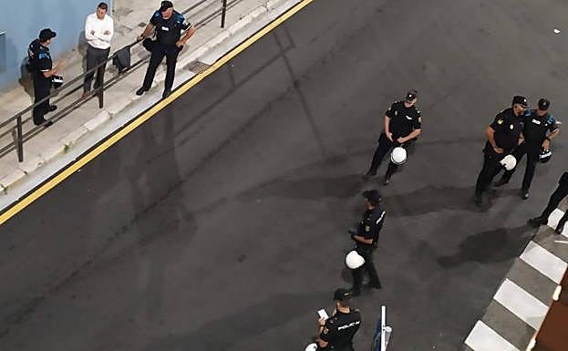 Despliegue de efectivos policiales en las inmediaciones de la discoteca.
