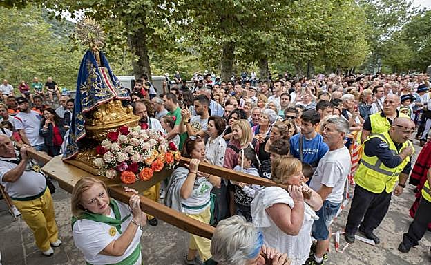 Imagen principal - Revilla pide a la Bien Aparecida que haya un Gobierno en España «cuanto antes»