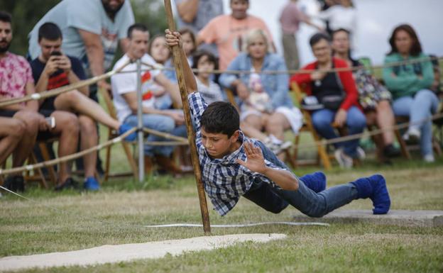 Imagen. El pequeño Narciso de Argomilla de Cayón, en una de las pruebas de la modalidad rayar el palo. 