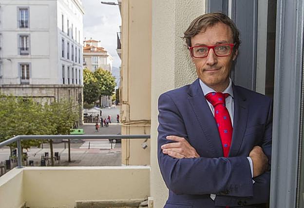 Guillermo González Vallina, en el Ateneo de Santander donde pronunció una conferencia sobre aerolíneas y economía .