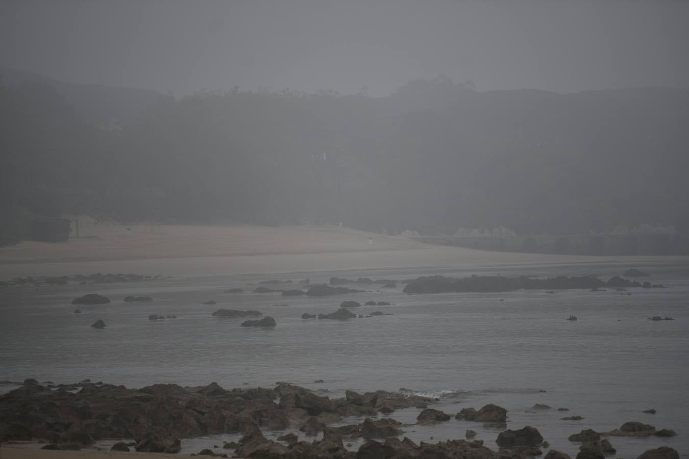 Localidades de la franja costera de Cantabria han amanecido este domingo cubiertas bajo un espeso manto de niebla.