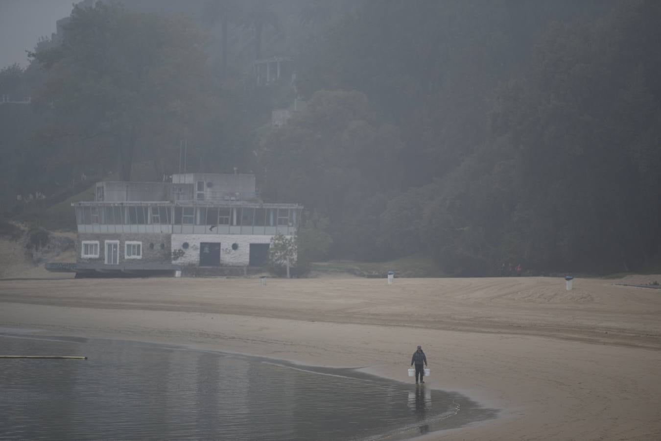 Localidades de la franja costera de Cantabria han amanecido este domingo cubiertas bajo un espeso manto de niebla.