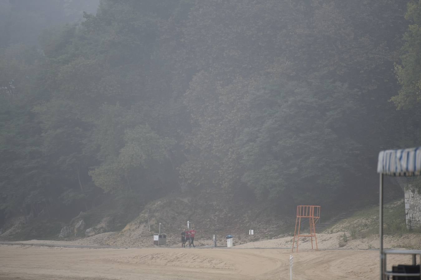 Localidades de la franja costera de Cantabria han amanecido este domingo cubiertas bajo un espeso manto de niebla.