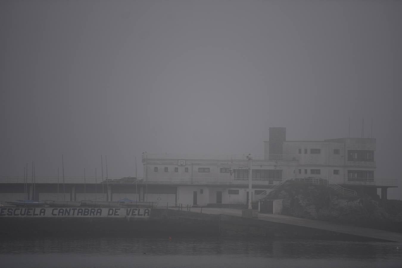 Localidades de la franja costera de Cantabria han amanecido este domingo cubiertas bajo un espeso manto de niebla.