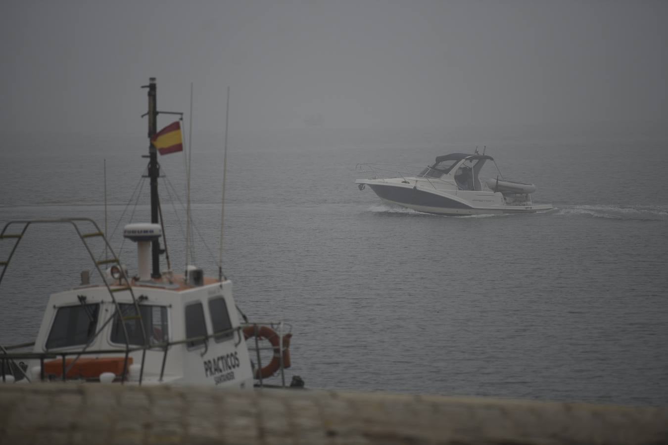 Localidades de la franja costera de Cantabria han amanecido este domingo cubiertas bajo un espeso manto de niebla.