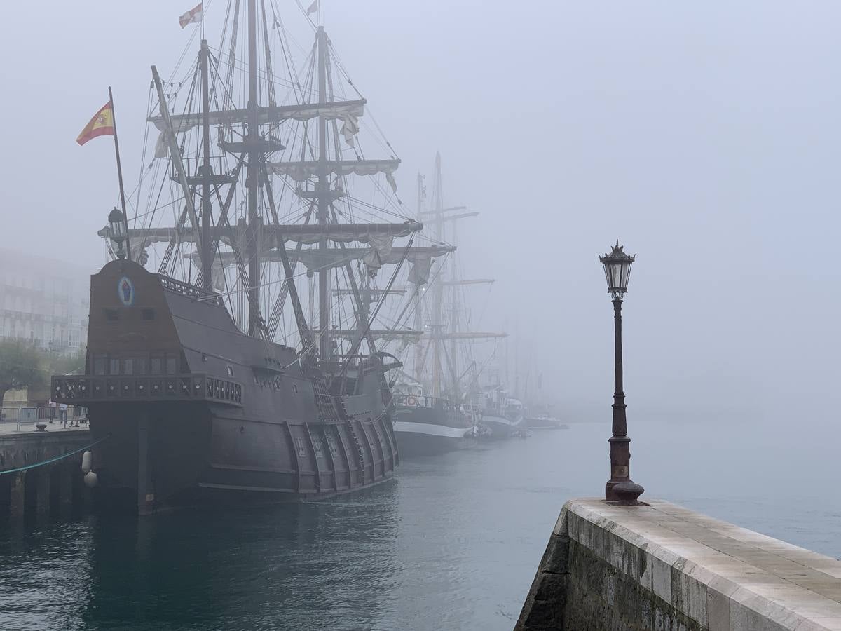 Localidades de la franja costera de Cantabria han amanecido este domingo cubiertas bajo un espeso manto de niebla.