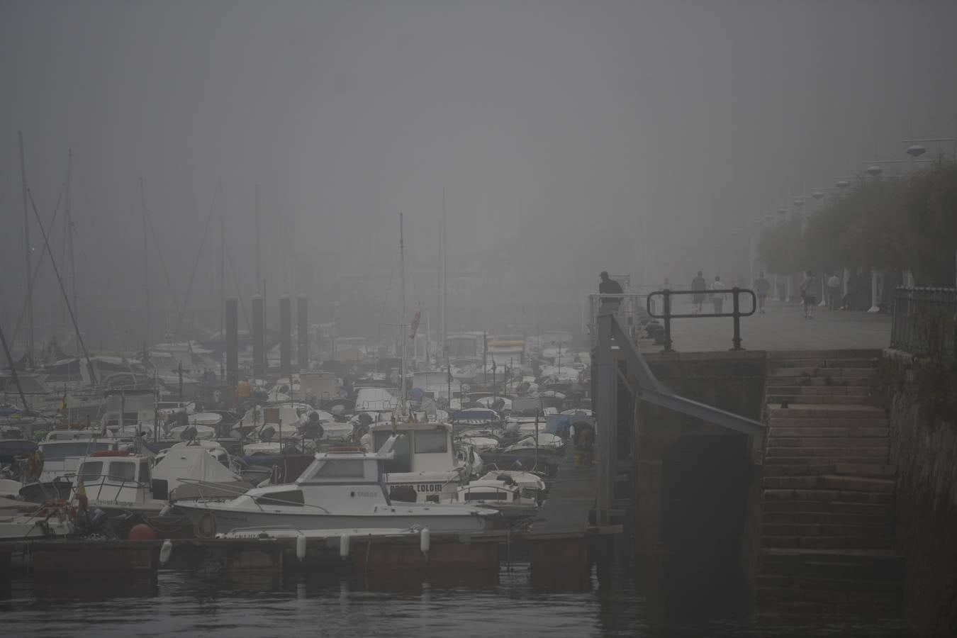 Localidades de la franja costera de Cantabria han amanecido este domingo cubiertas bajo un espeso manto de niebla.