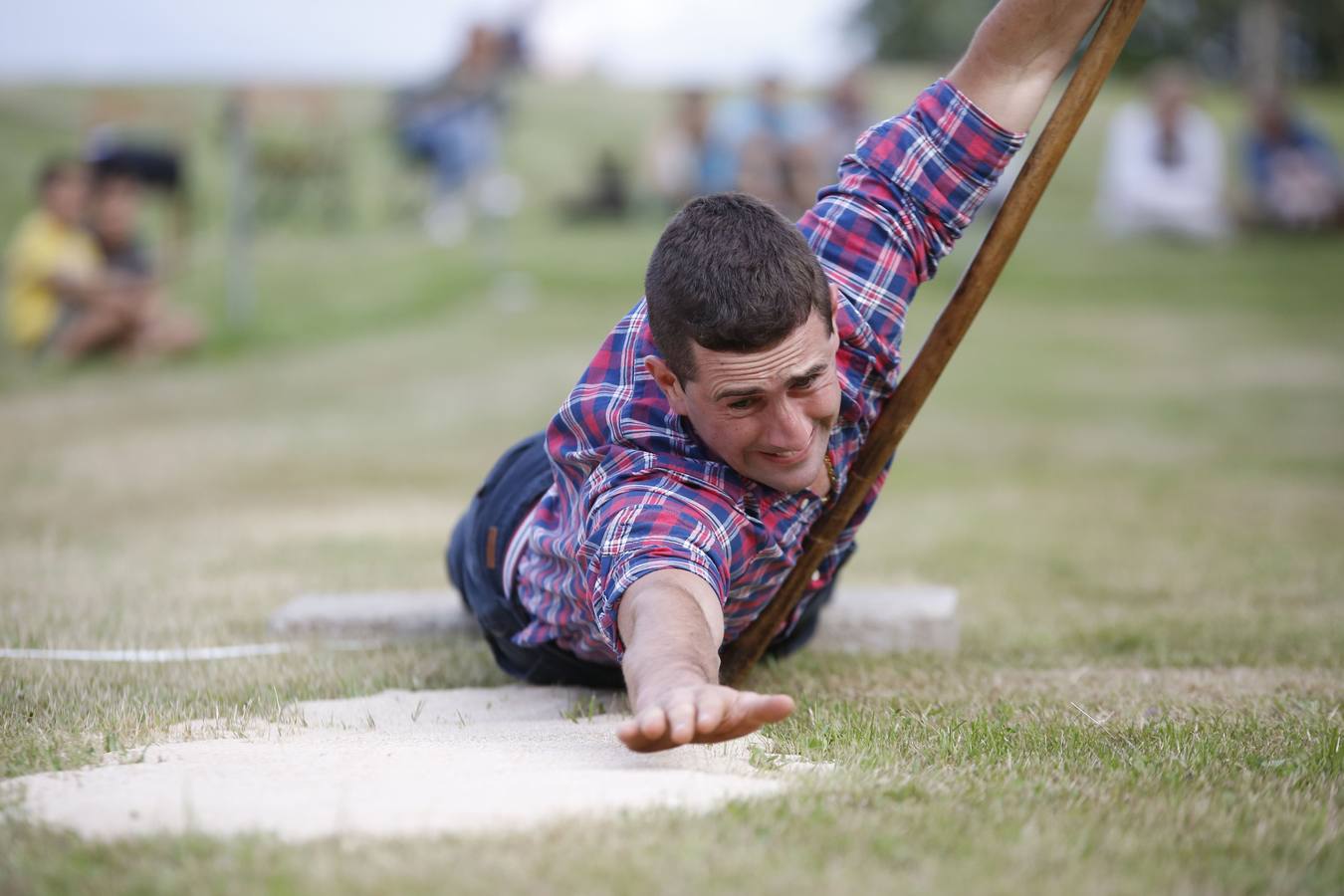 Imágenes del concurso de salto pasiego de Vioño, en la pradera de la Virgen de Valencia