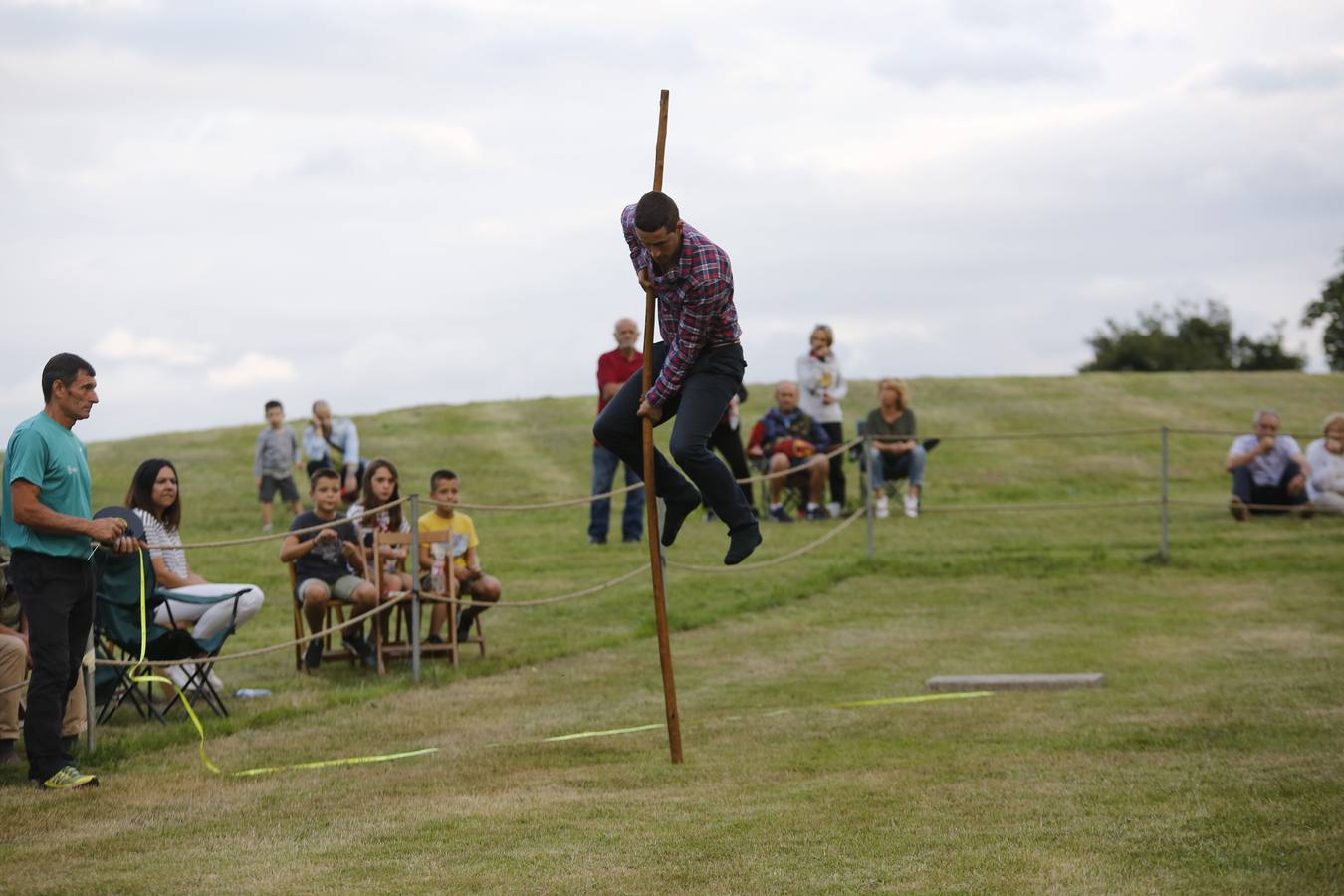 Imágenes del concurso de salto pasiego de Vioño, en la pradera de la Virgen de Valencia