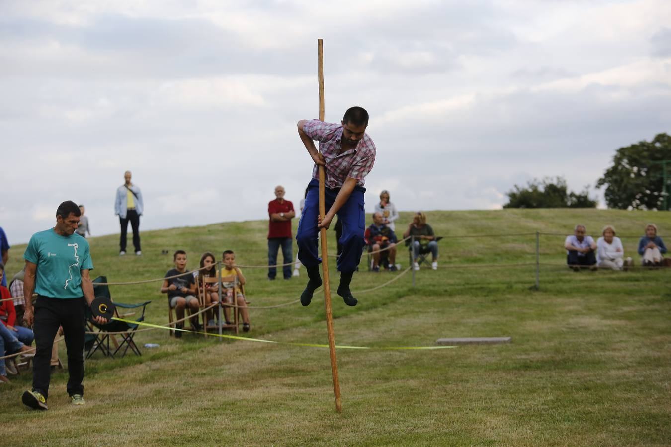 Imágenes del concurso de salto pasiego de Vioño, en la pradera de la Virgen de Valencia