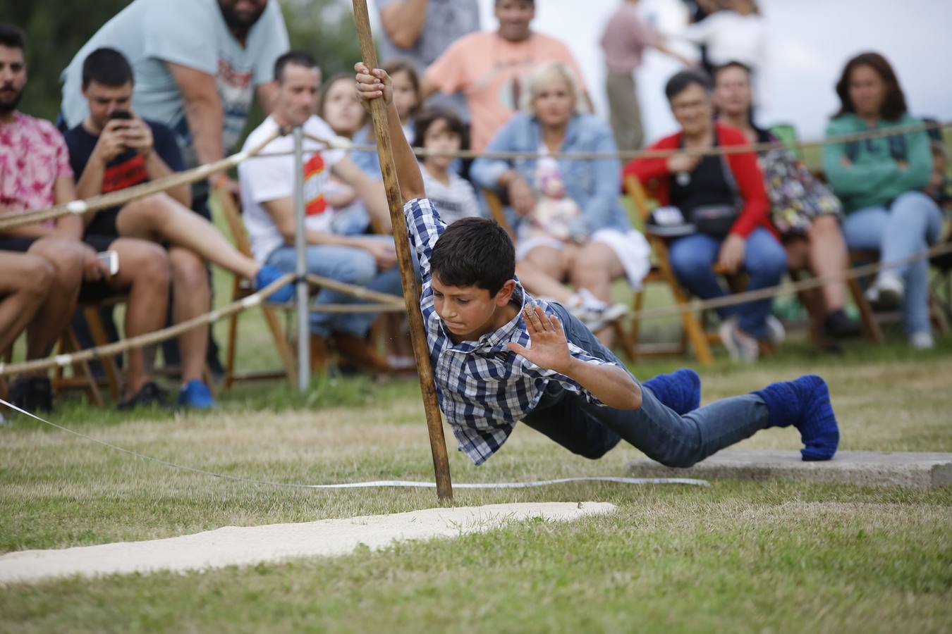 Imágenes del concurso de salto pasiego de Vioño, en la pradera de la Virgen de Valencia