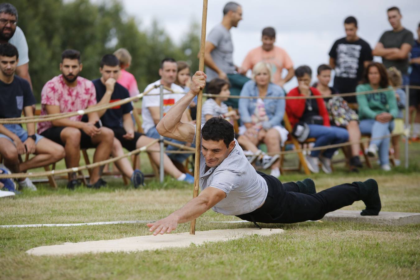 Imágenes del concurso de salto pasiego de Vioño, en la pradera de la Virgen de Valencia