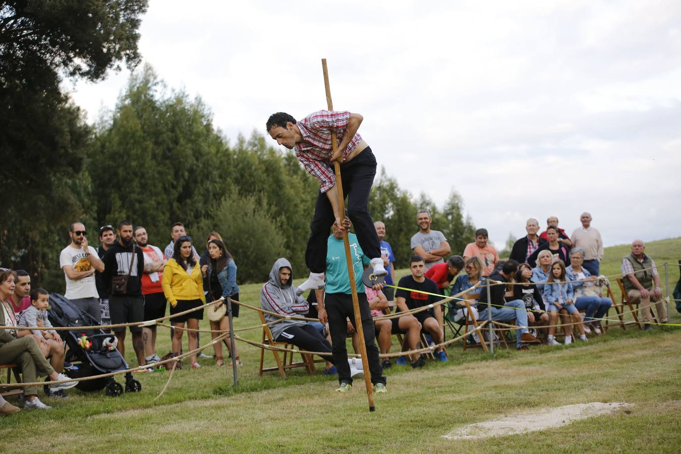 Imágenes del concurso de salto pasiego de Vioño, en la pradera de la Virgen de Valencia