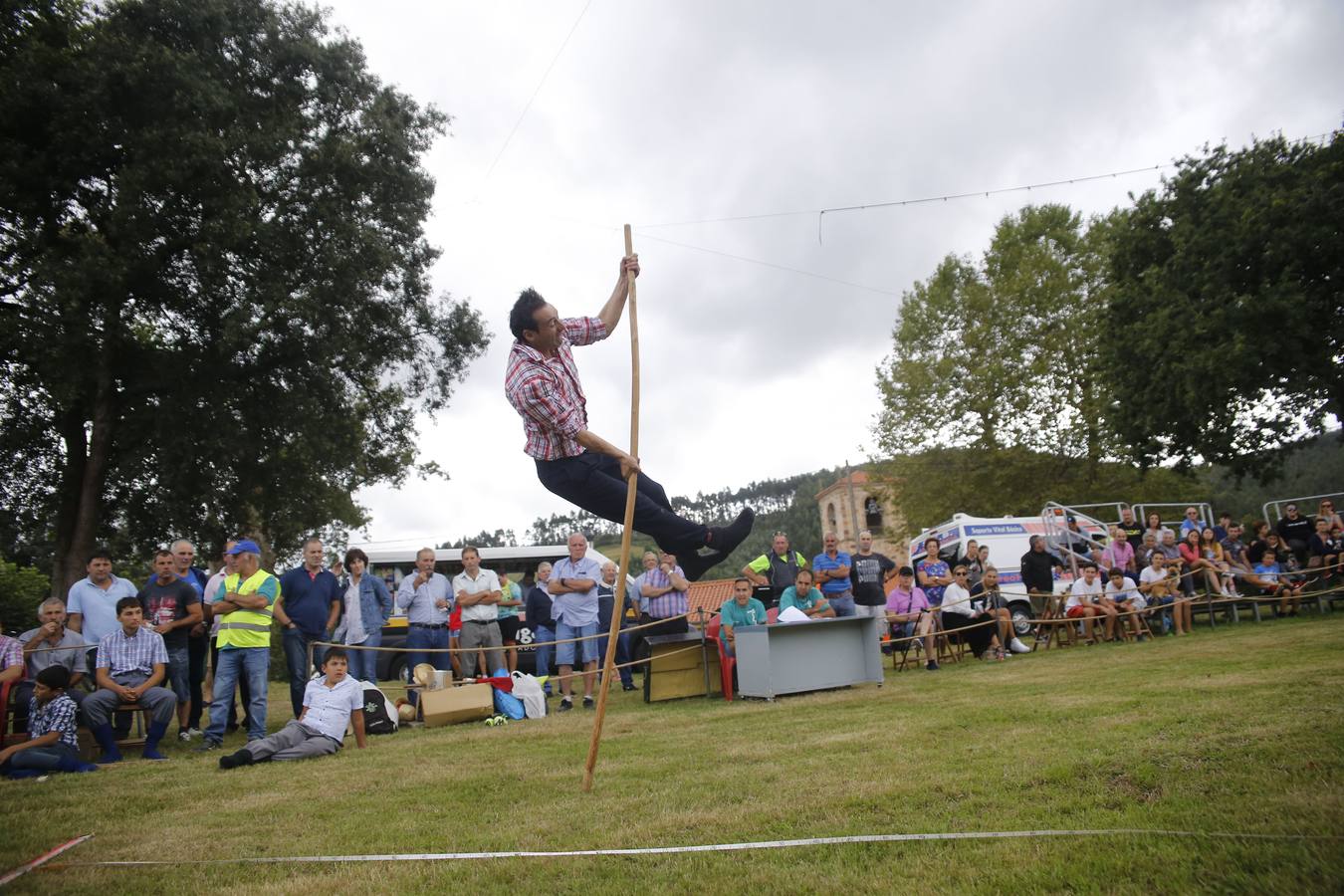 Imágenes del concurso de salto pasiego de Vioño, en la pradera de la Virgen de Valencia