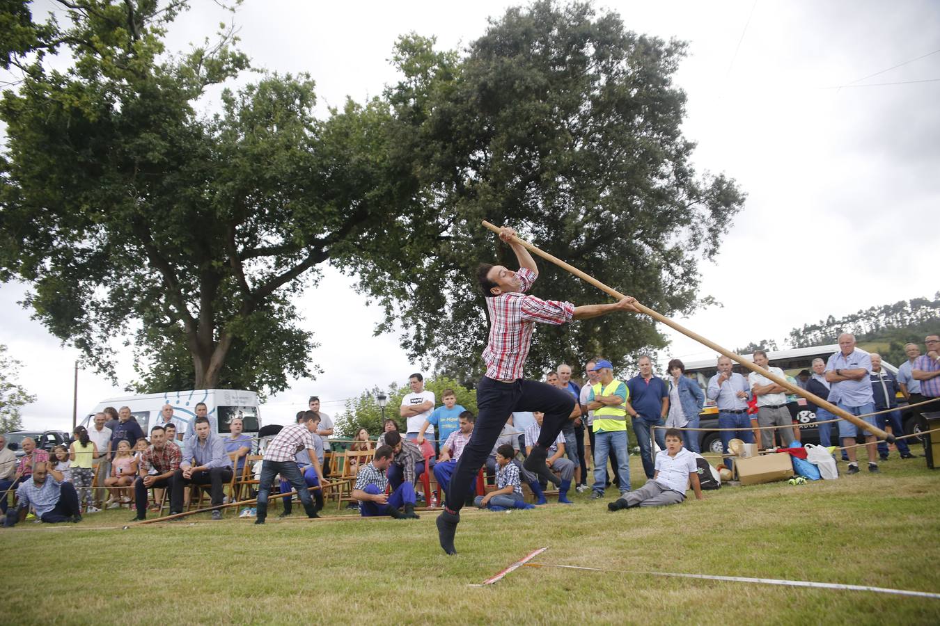 Imágenes del concurso de salto pasiego de Vioño, en la pradera de la Virgen de Valencia