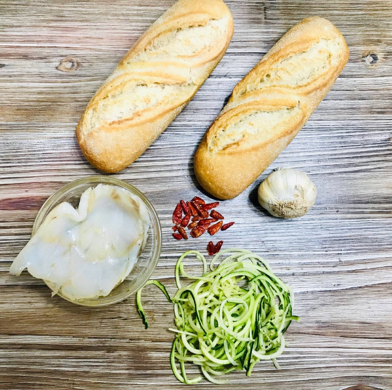 BOCADILLO DE BACALAO. Ingredientes: Calabacín crudo, Bacalao desalado o bacalao ahumado, Ajo blanco, guindilla, aceite y sal. Cantidades de producto a gusto de cada uno.