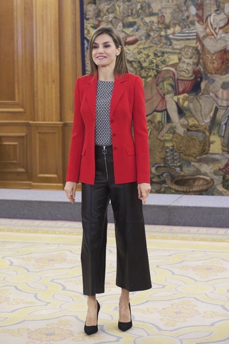 Doña Letizia ha cumplido 47 años y nuestro particular regalo para la reina es un repaso por la evolución de su imagen a través de algunos de sus estilismos más memorables. Aquella joven que se estaba labrando un prometedor futuro profesional como periodista lo dejó todo por amor. El por aquel entonces príncipe Felipe anunció su compromiso oficial con la asturiana y se casaron en la Catedral de la Almudena el 22 de mayo de 2004. Diez años más tarde, fueron coronados reyes de España tras la abdicación del rey Juan Carlos. Cada uno de esos momentos clave en la vida de doña Letizia ha estado marcado por sus looks, analizados al detalle por la prensa a lo largo de los años.