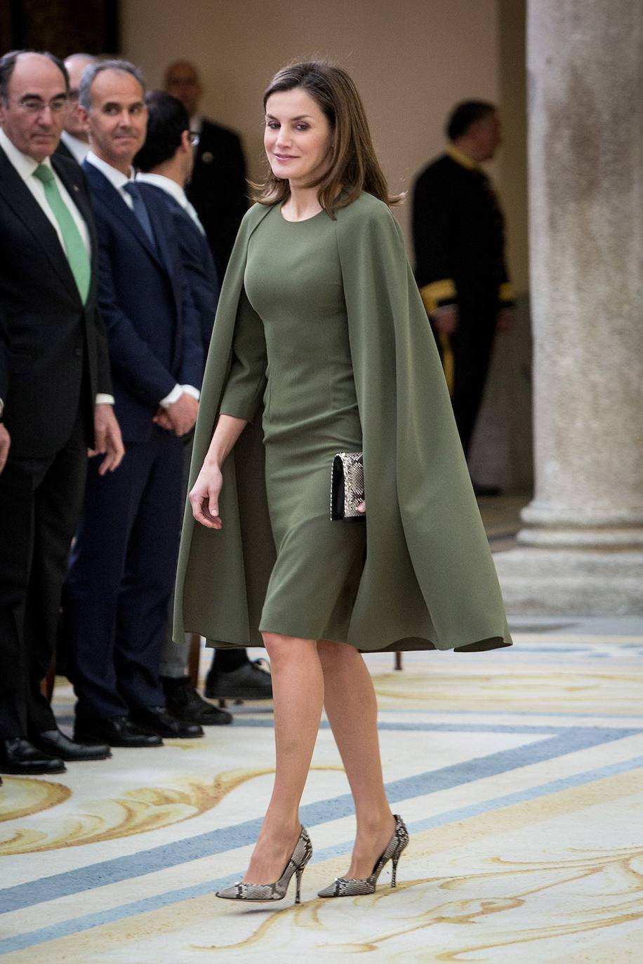 Doña Letizia ha cumplido 47 años y nuestro particular regalo para la reina es un repaso por la evolución de su imagen a través de algunos de sus estilismos más memorables. Aquella joven que se estaba labrando un prometedor futuro profesional como periodista lo dejó todo por amor. El por aquel entonces príncipe Felipe anunció su compromiso oficial con la asturiana y se casaron en la Catedral de la Almudena el 22 de mayo de 2004. Diez años más tarde, fueron coronados reyes de España tras la abdicación del rey Juan Carlos. Cada uno de esos momentos clave en la vida de doña Letizia ha estado marcado por sus looks, analizados al detalle por la prensa a lo largo de los años.