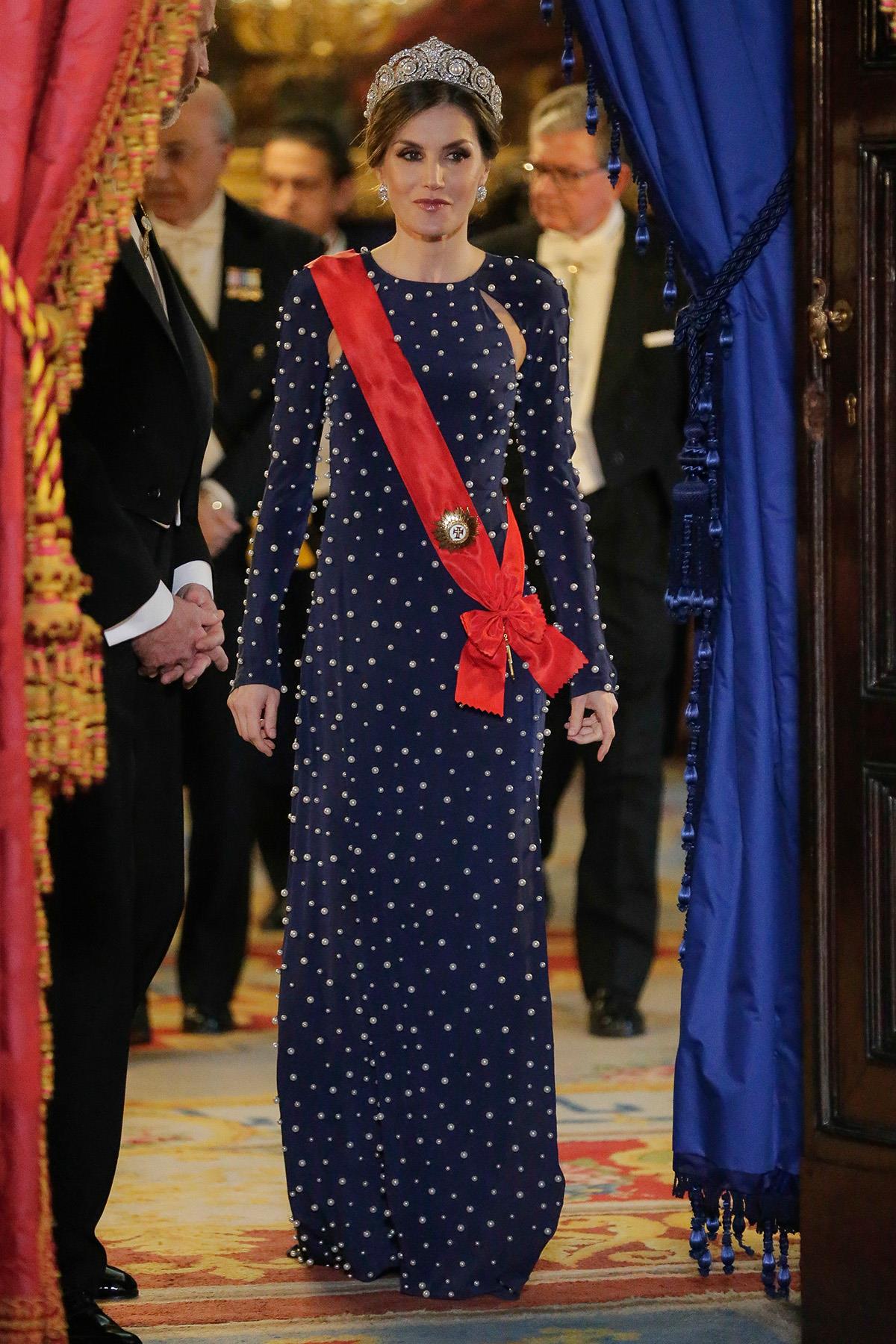 Doña Letizia ha cumplido 47 años y nuestro particular regalo para la reina es un repaso por la evolución de su imagen a través de algunos de sus estilismos más memorables. Aquella joven que se estaba labrando un prometedor futuro profesional como periodista lo dejó todo por amor. El por aquel entonces príncipe Felipe anunció su compromiso oficial con la asturiana y se casaron en la Catedral de la Almudena el 22 de mayo de 2004. Diez años más tarde, fueron coronados reyes de España tras la abdicación del rey Juan Carlos. Cada uno de esos momentos clave en la vida de doña Letizia ha estado marcado por sus looks, analizados al detalle por la prensa a lo largo de los años.