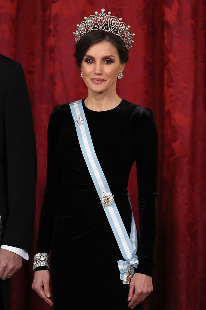 Doña Letizia ha cumplido 47 años y nuestro particular regalo para la reina es un repaso por la evolución de su imagen a través de algunos de sus estilismos más memorables. Aquella joven que se estaba labrando un prometedor futuro profesional como periodista lo dejó todo por amor. El por aquel entonces príncipe Felipe anunció su compromiso oficial con la asturiana y se casaron en la Catedral de la Almudena el 22 de mayo de 2004. Diez años más tarde, fueron coronados reyes de España tras la abdicación del rey Juan Carlos. Cada uno de esos momentos clave en la vida de doña Letizia ha estado marcado por sus looks, analizados al detalle por la prensa a lo largo de los años.