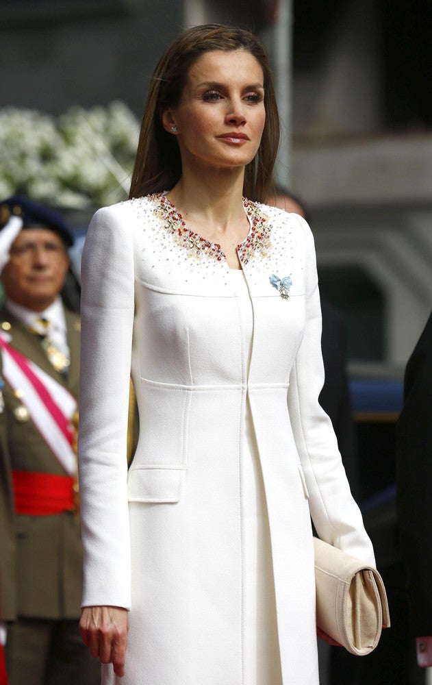 Doña Letizia ha cumplido 47 años y nuestro particular regalo para la reina es un repaso por la evolución de su imagen a través de algunos de sus estilismos más memorables. Aquella joven que se estaba labrando un prometedor futuro profesional como periodista lo dejó todo por amor. El por aquel entonces príncipe Felipe anunció su compromiso oficial con la asturiana y se casaron en la Catedral de la Almudena el 22 de mayo de 2004. Diez años más tarde, fueron coronados reyes de España tras la abdicación del rey Juan Carlos. Cada uno de esos momentos clave en la vida de doña Letizia ha estado marcado por sus looks, analizados al detalle por la prensa a lo largo de los años.