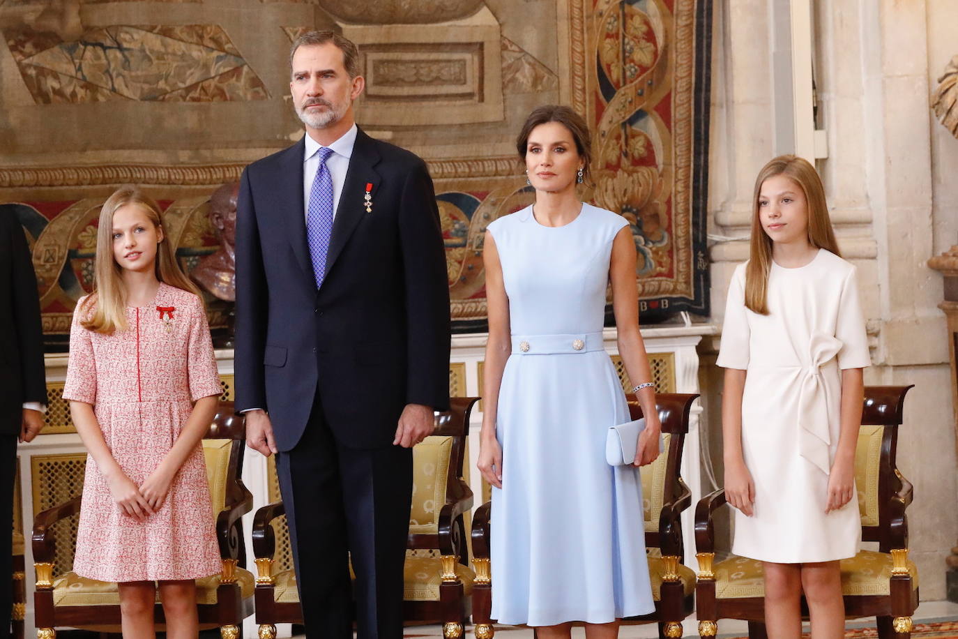 Doña Letizia ha cumplido 47 años y nuestro particular regalo para la reina es un repaso por la evolución de su imagen a través de algunos de sus estilismos más memorables. Aquella joven que se estaba labrando un prometedor futuro profesional como periodista lo dejó todo por amor. El por aquel entonces príncipe Felipe anunció su compromiso oficial con la asturiana y se casaron en la Catedral de la Almudena el 22 de mayo de 2004. Diez años más tarde, fueron coronados reyes de España tras la abdicación del rey Juan Carlos. Cada uno de esos momentos clave en la vida de doña Letizia ha estado marcado por sus looks, analizados al detalle por la prensa a lo largo de los años.