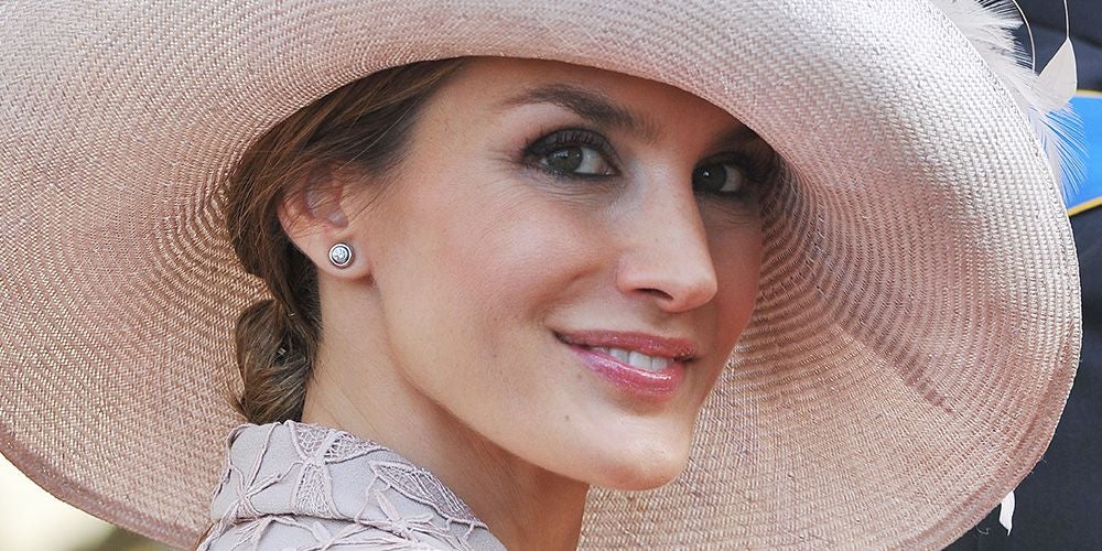 Doña Letizia ha cumplido 47 años y nuestro particular regalo para la reina es un repaso por la evolución de su imagen a través de algunos de sus estilismos más memorables. Aquella joven que se estaba labrando un prometedor futuro profesional como periodista lo dejó todo por amor. El por aquel entonces príncipe Felipe anunció su compromiso oficial con la asturiana y se casaron en la Catedral de la Almudena el 22 de mayo de 2004. Diez años más tarde, fueron coronados reyes de España tras la abdicación del rey Juan Carlos. Cada uno de esos momentos clave en la vida de doña Letizia ha estado marcado por sus looks, analizados al detalle por la prensa a lo largo de los años.