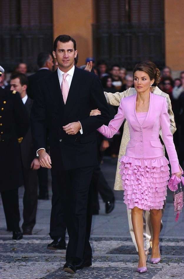 Doña Letizia ha cumplido 47 años y nuestro particular regalo para la reina es un repaso por la evolución de su imagen a través de algunos de sus estilismos más memorables. Aquella joven que se estaba labrando un prometedor futuro profesional como periodista lo dejó todo por amor. El por aquel entonces príncipe Felipe anunció su compromiso oficial con la asturiana y se casaron en la Catedral de la Almudena el 22 de mayo de 2004. Diez años más tarde, fueron coronados reyes de España tras la abdicación del rey Juan Carlos. Cada uno de esos momentos clave en la vida de doña Letizia ha estado marcado por sus looks, analizados al detalle por la prensa a lo largo de los años.