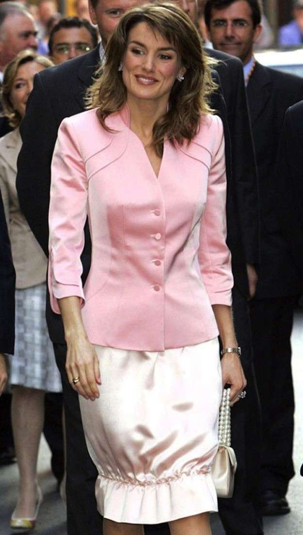 Doña Letizia ha cumplido 47 años y nuestro particular regalo para la reina es un repaso por la evolución de su imagen a través de algunos de sus estilismos más memorables. Aquella joven que se estaba labrando un prometedor futuro profesional como periodista lo dejó todo por amor. El por aquel entonces príncipe Felipe anunció su compromiso oficial con la asturiana y se casaron en la Catedral de la Almudena el 22 de mayo de 2004. Diez años más tarde, fueron coronados reyes de España tras la abdicación del rey Juan Carlos. Cada uno de esos momentos clave en la vida de doña Letizia ha estado marcado por sus looks, analizados al detalle por la prensa a lo largo de los años.