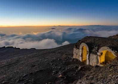 Imagen secundaria 1 - Refugio Elorrieta en invierno; con un mar de nubes bajo los cerros; imagen del edificio que se quiere arreglar 