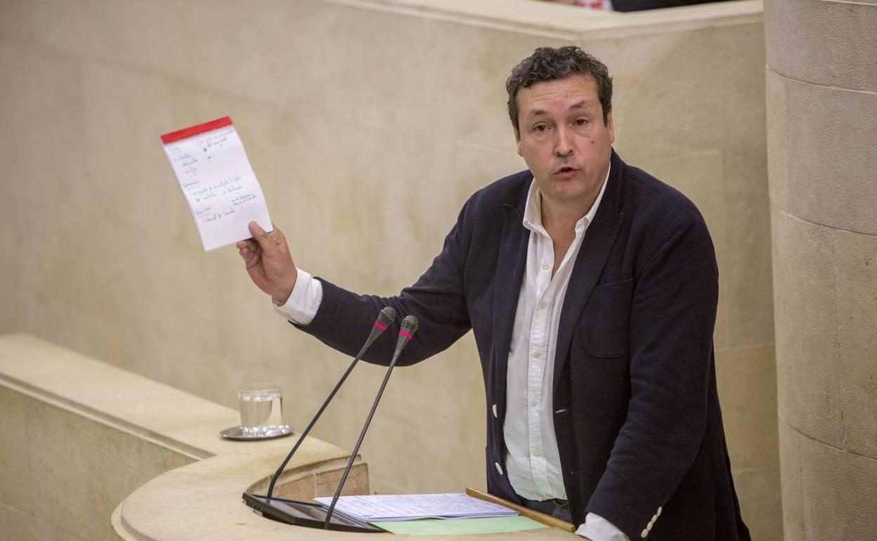 El diputado popular Íñigo Fernández, en un pleno del Parlamento de Cantabria.