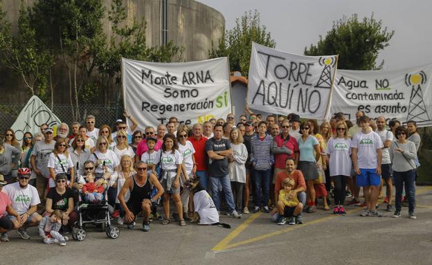 Los participantes en la manifestación de ayer en Somo mostraron varias pancartas contrarias a la antena.