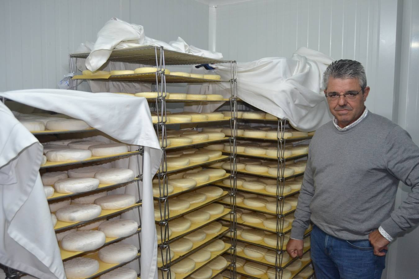 Roberto Hoyo, junto con sus padres Milagros Lombera y Feliciano Hoyo. 