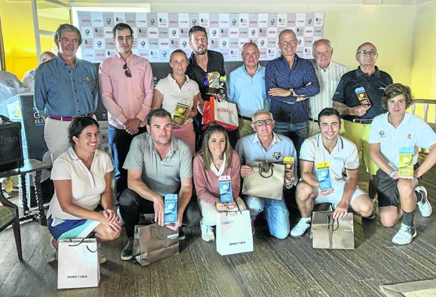 Todos los premiados posan tras recibir los trofeos y premios que se dieron en las distintas categorias. 