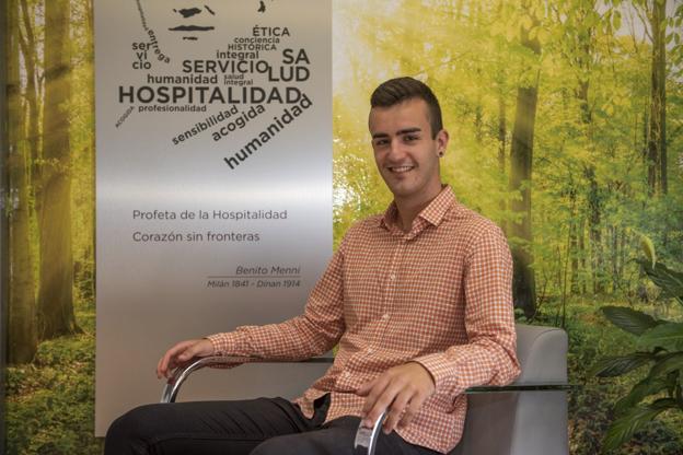 Miguel posa en el Centro Hospitalario Padre Menni.