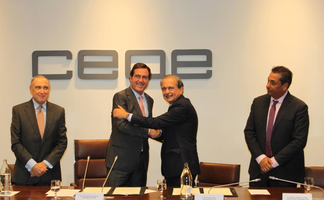 Antonio Garamendi, presidente de CEOE, y Antonio Abril, presidente de la CSS, tras la firma del convenio 