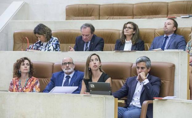 Los consejeros Ana Belén Álvarez (Empleo), Miguel Rodríguez (Sanidad) y María Sánchez (Economía), junto a Pablo Zuloaga, en el pleno. 