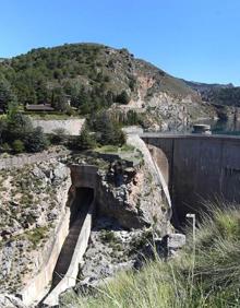 Imagen secundaria 2 - Cola del embalse de Quéntar; Acceso al cauce del Aguas Blancas en la fuente de los Trucheros; Desagüe de la presa de Quéntar 