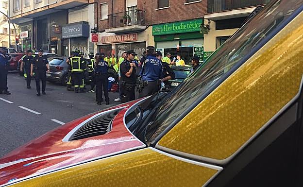 Los servicios de emergencias trabajan en el lugar del suceso. 