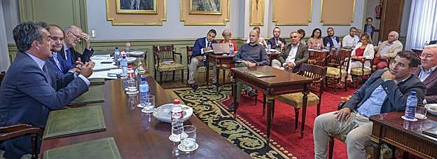 La Cámara de Comercio celebró sesión plenaria la tarde del martes en su sede de Santander. 