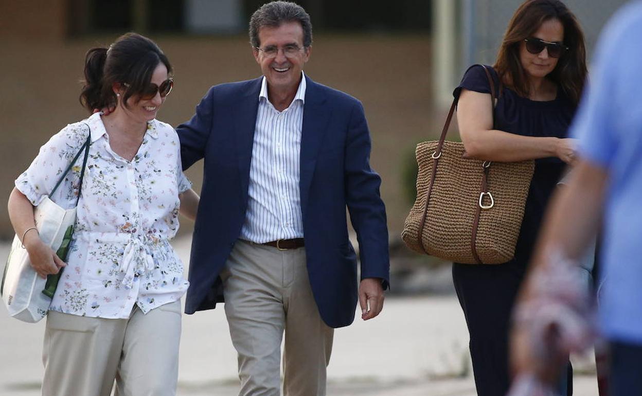 José Luis Ulibarri sale de la prisión del Soto del Real en Madrid acompañado por su familia. 