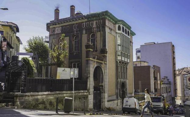 Vista del palacete, en pleno centro de la ciudad. El interior del inmueble se encuentra muy deteriorado. 