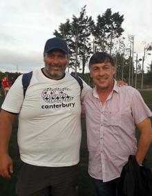 Imagen secundaria 2 - Daniel Hourcade también visitó el penal de El Dueso, donde hay un equipo de presos, los Espartanos, que comenzaron ya a competir el año pasado a las órdenes del técnico argentino Chucho Mozimán, que también entrena al Aldro Independiente. Abajo, Hourcade junto a Chucho Mozimán en el campo de San Román.. 