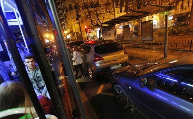 Parada de un autobús nocturno de la EMT de Valencia. 