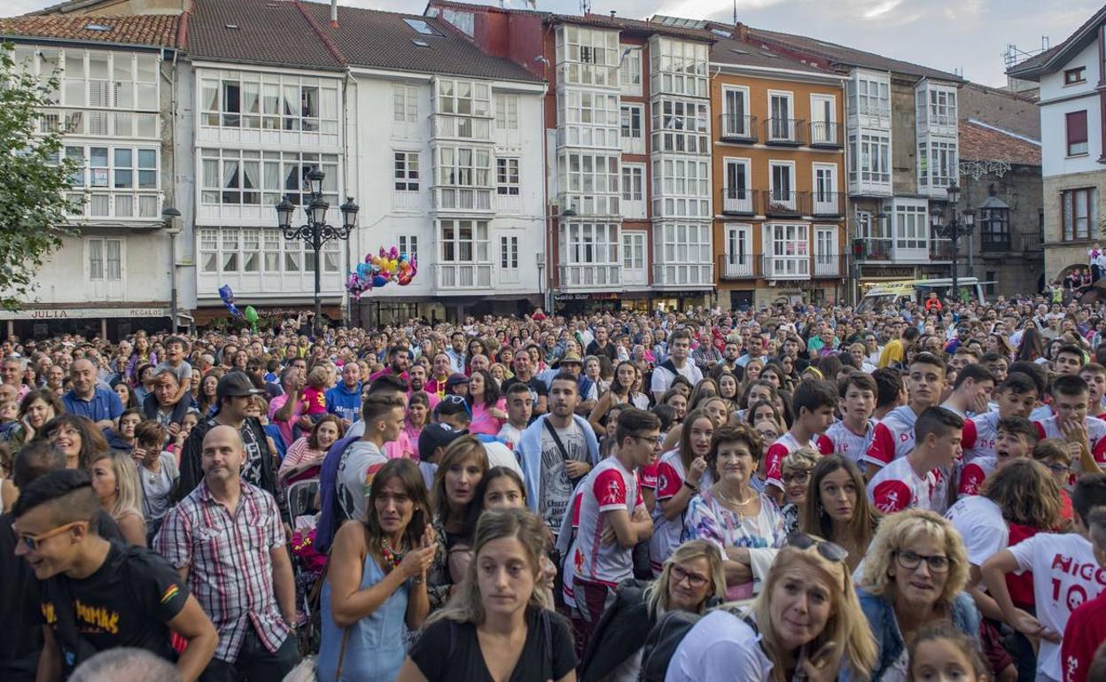 Miles de reinosanos y visitantes se darán cita este viernes en la Plaza Mayor de la capital campurriana para escuchar el pregón y recibir a la reina y damas de estas fiestas. 