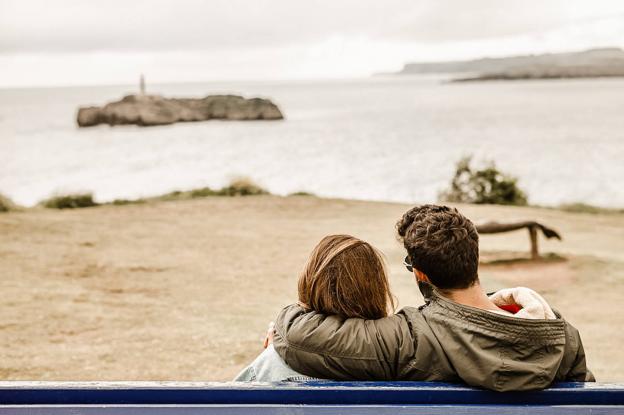 Disfrutando de las vistas al mar desde la Península de La Magdalena con su novio cántabro.