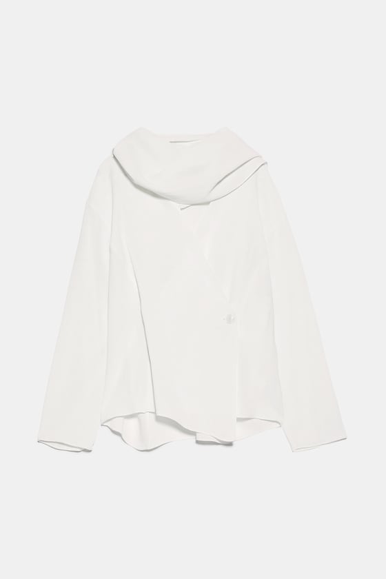 Blusa con cuello bufanda, de Zara (39,95 euros). 