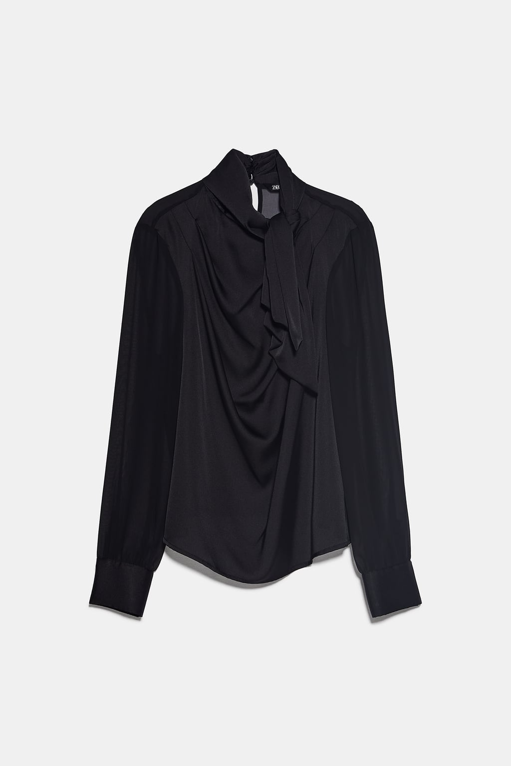 Blusa satinada con lazada al cuello, de Zara (25,95 euros). 