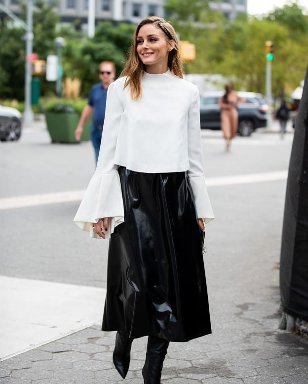 Mangas exageradas - Aunque parece que el reinado de las mangas abullonadas permanecerá una temporada más, existen otro tipo de detalles XL que renovarán radicalmente tus camisas de entretiempo. Fíjate en el diseño que lleva Olivia Palermo con volantes sobredimensionados rematando los puños. En este caso, apuesta por el blanco y negro, los colores más básicos de la gama cromática y una de las combinaciones más inspiradoras que ha dado la industria de la moda. Combinado con esas faldas ‘midi’ de vuelo que tanto hemos visto en las nuevas propuestas de otoño, y unas botas de tacón, construirás el uniforme ‘working’ más envidiado de la oficina. 