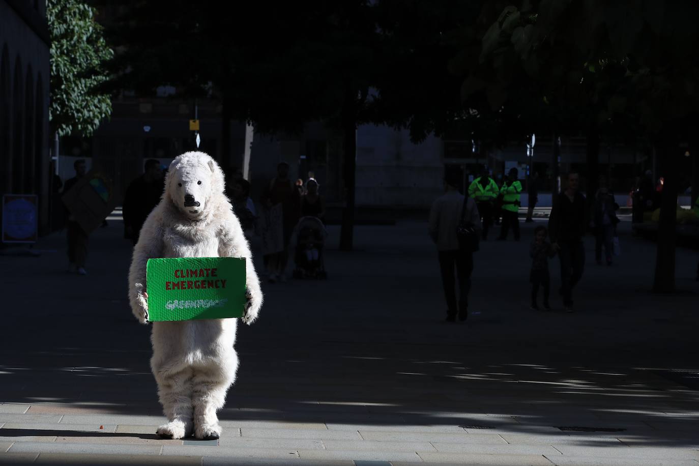 Imagen tomada en Manchester de un activista disfrazado de oso polar. 